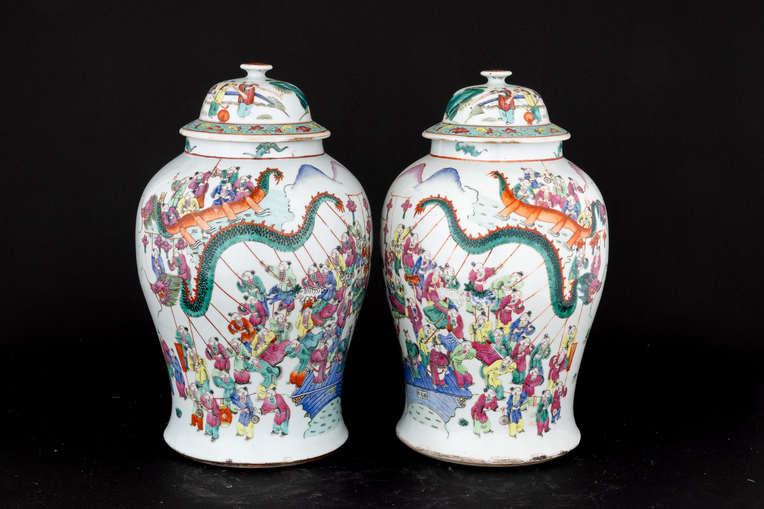 Coppia di Potiches in Porcellana Famiglia Rosa Raffiguranti Scene di Vita Quotidiana, Cina, Dinas...