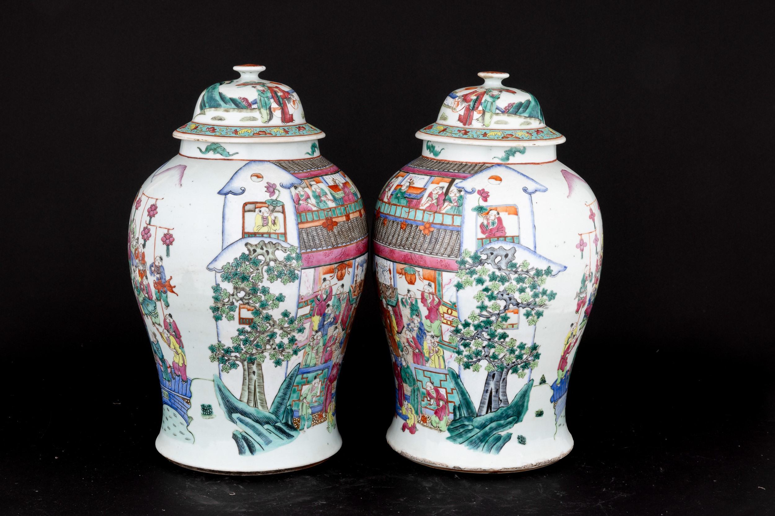 Coppia di Potiches in Porcellana Famiglia Rosa Raffiguranti Scene di Vita Quotidiana, Cina, Dinas...