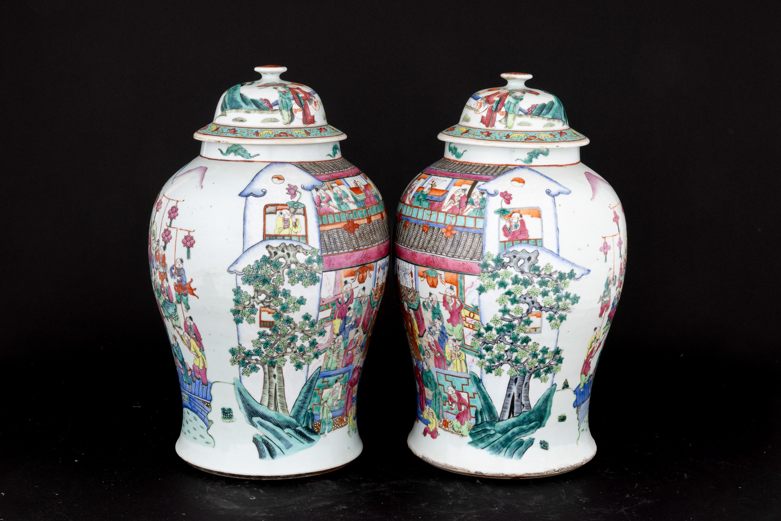 Coppia di Potiches in Porcellana Famiglia Rosa Raffiguranti Scene di Vita Quotidiana, Cina, Dinas...