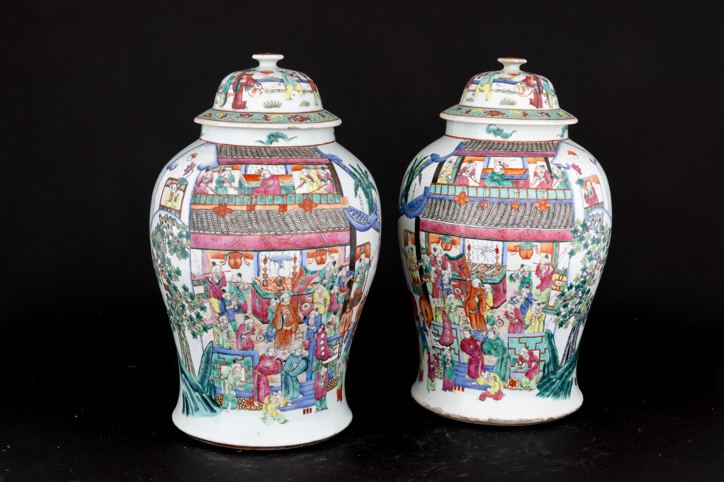Coppia di Potiches in Porcellana Famiglia Rosa Raffiguranti Scene di Vita Quotidiana, Cina, Dinas...