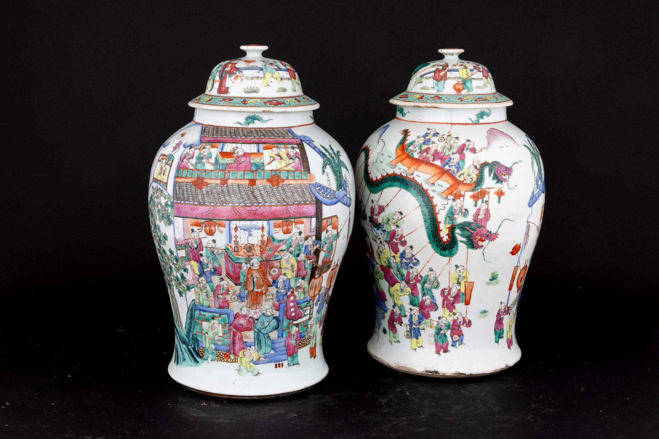 Coppia di Potiches in Porcellana Famiglia Rosa Raffiguranti Scene di Vita Quotidiana, Cina, Dinas...