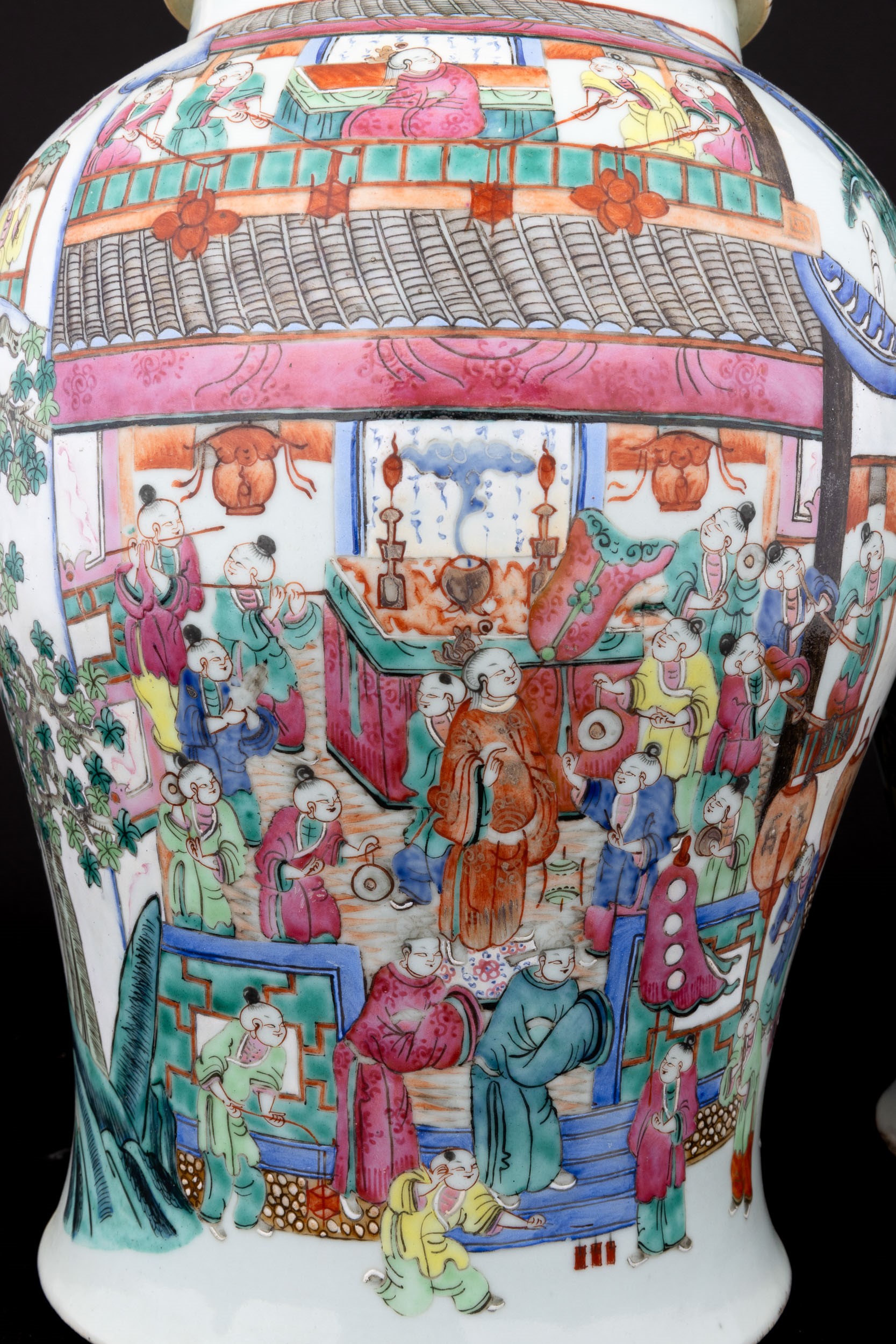 Coppia di Potiches in Porcellana Famiglia Rosa Raffiguranti Scene di Vita Quotidiana, Cina, Dinas...