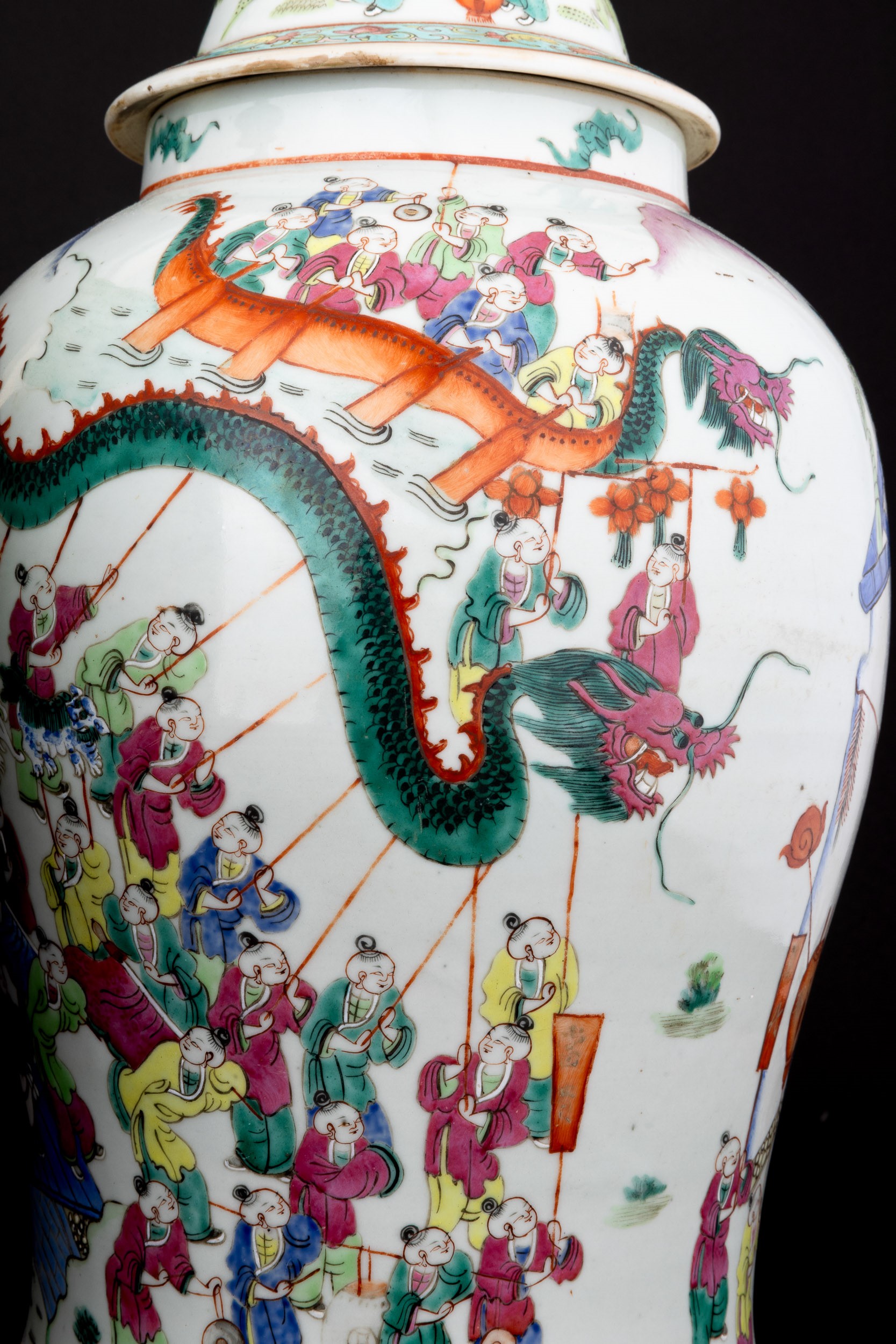 Coppia di Potiches in Porcellana Famiglia Rosa Raffiguranti Scene di Vita Quotidiana, Cina, Dinas...