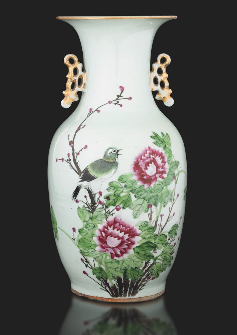 Vaso in porcellana a smalti Famiglia Rosa a soggetto naturalistico con anse a foggia di rami, Cina, periodo Repubblica, XX secolo  - Auction Asian Art - II - Cambi Casa d'Aste
