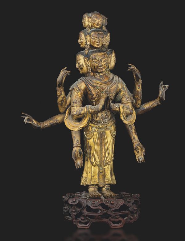 Figura di Avalokiteshvara in rame dorato su base in legno scolpita, Tibet, XVII secolo