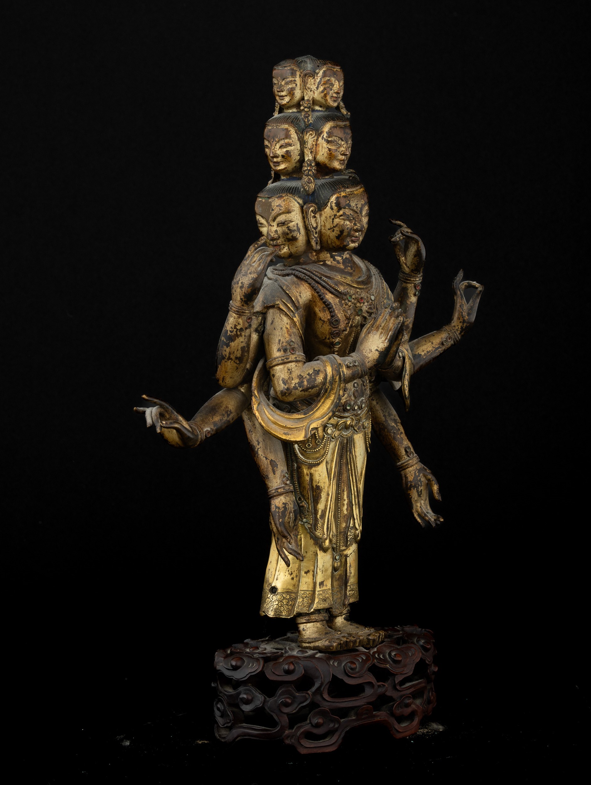 Figura di Avalokiteshvara in Rame Dorato su Base in Legno Scolpita, Tibet, XVII Secolo