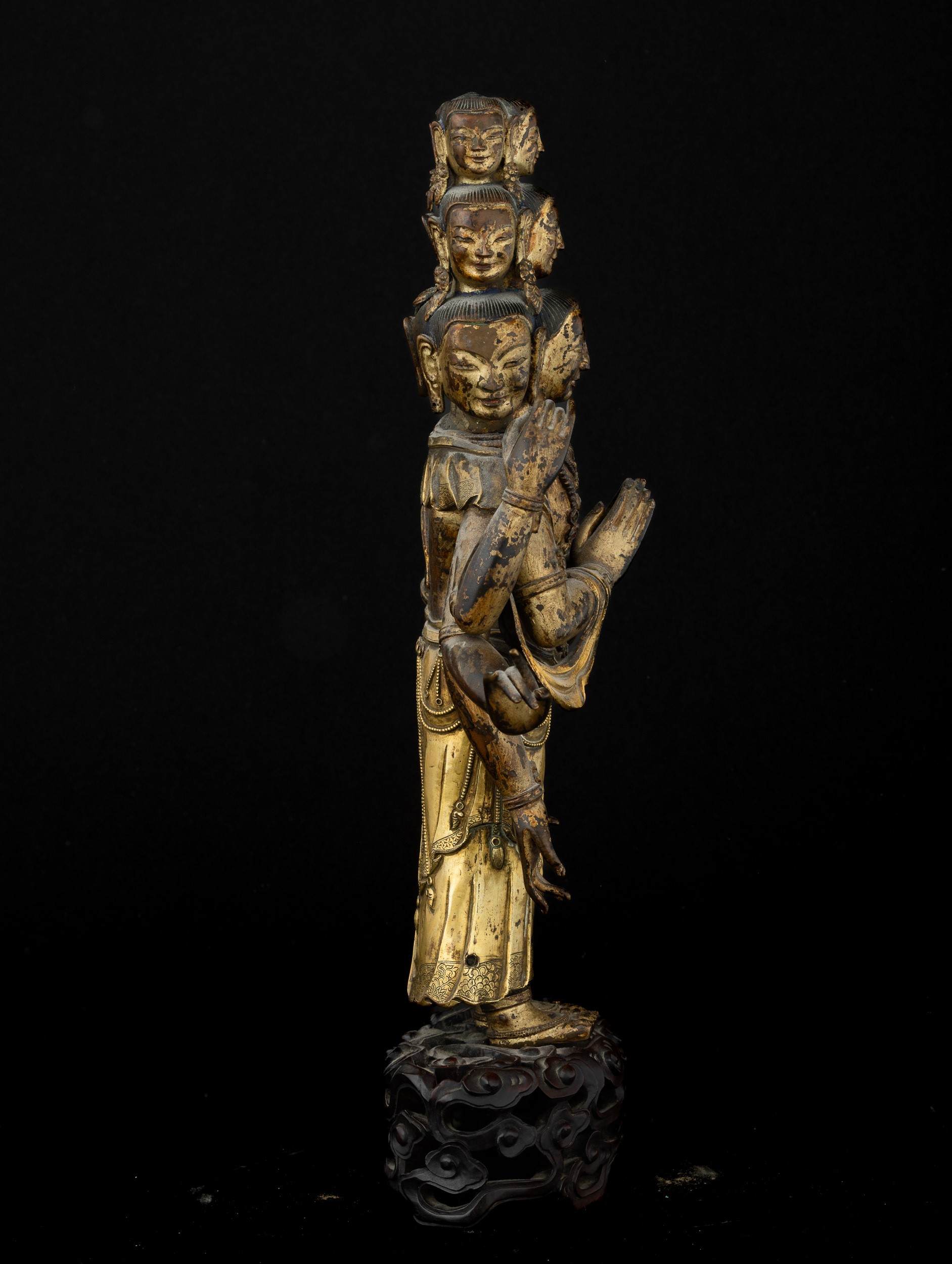 Figura di Avalokiteshvara in Rame Dorato su Base in Legno Scolpita, Tibet, XVII Secolo