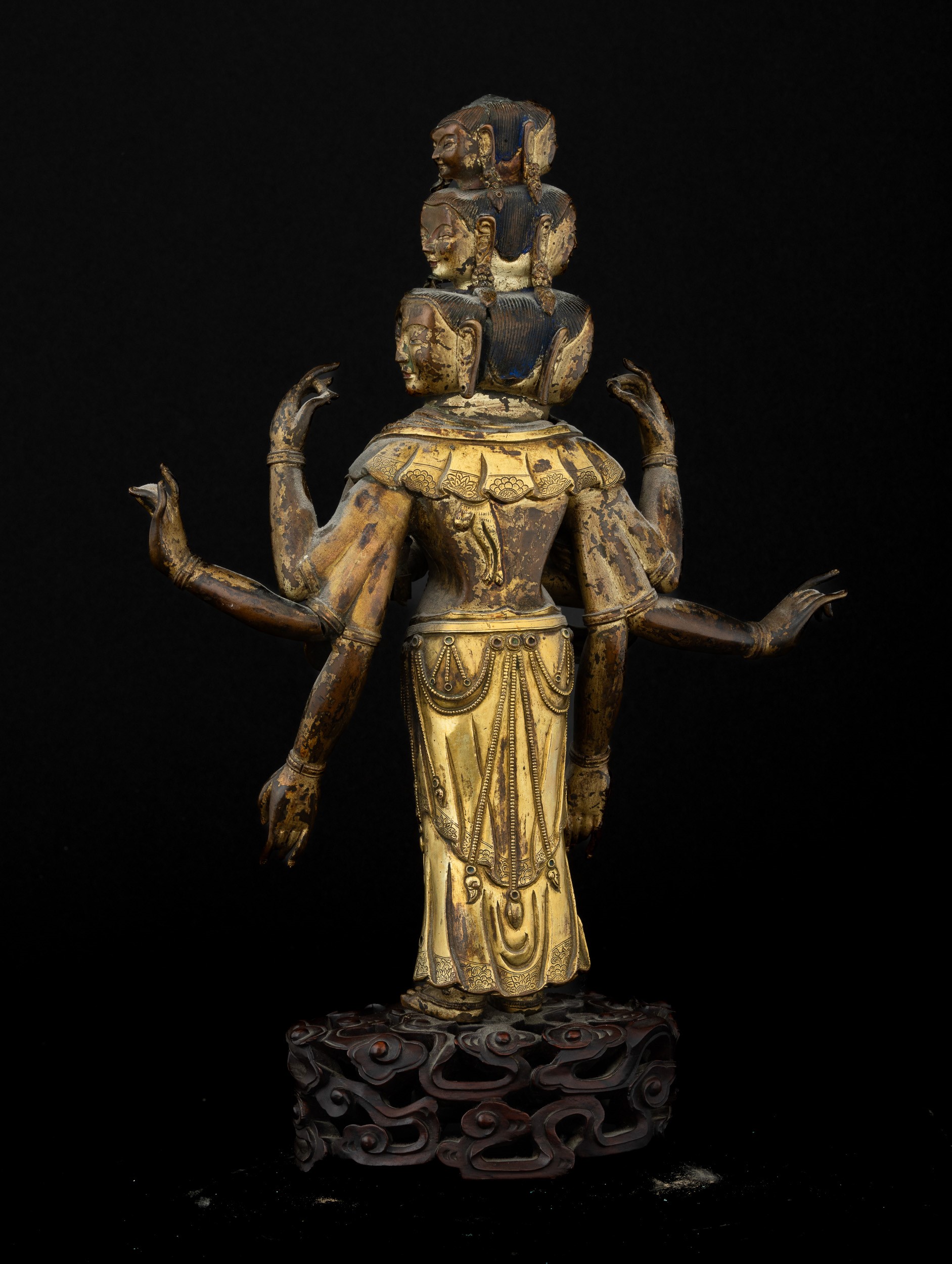 Figura di Avalokiteshvara in Rame Dorato su Base in Legno Scolpita, Tibet, XVII Secolo