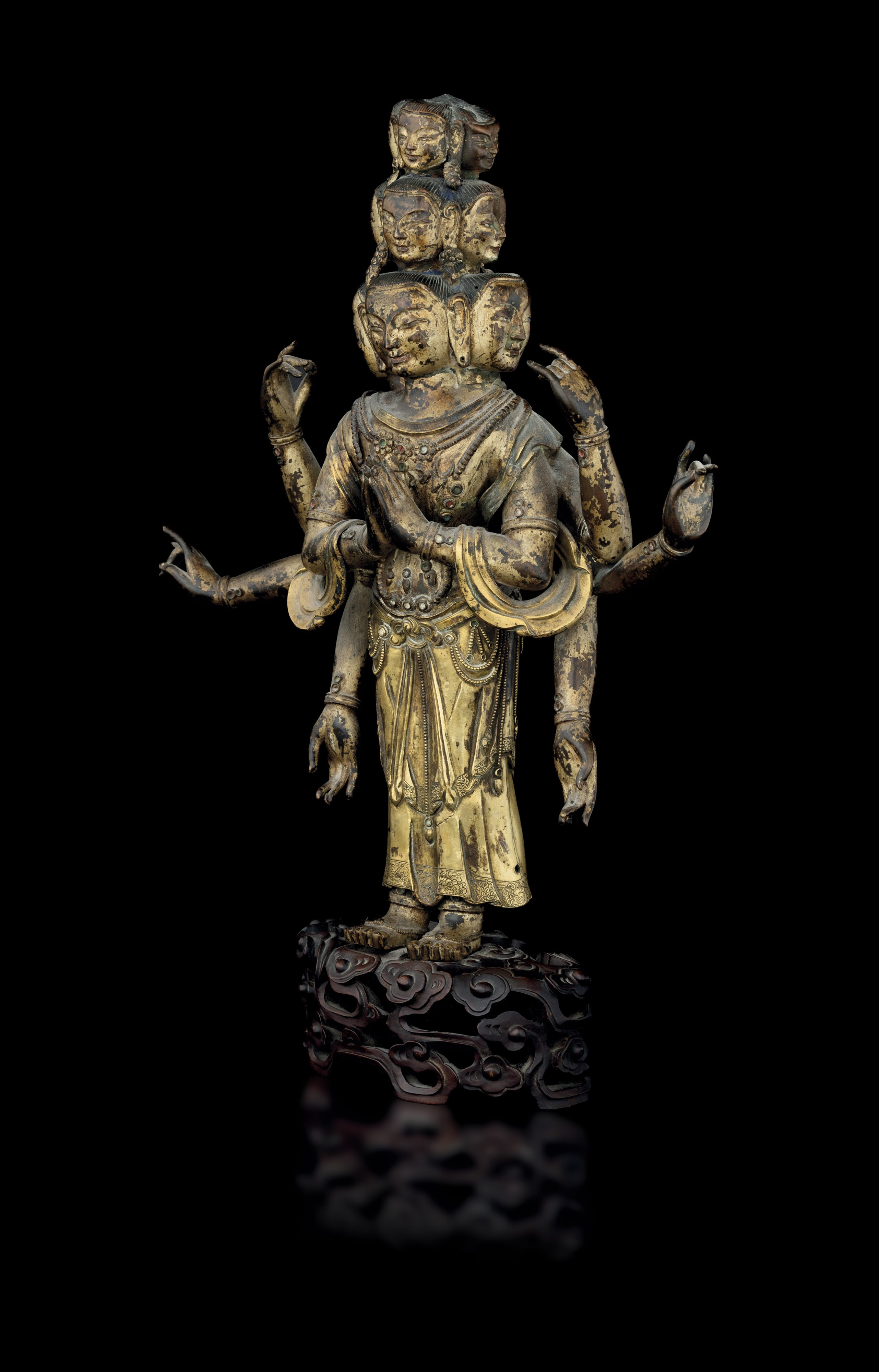 Figura di Avalokiteshvara in Rame Dorato su Base in Legno Scolpita, Tibet, XVII Secolo