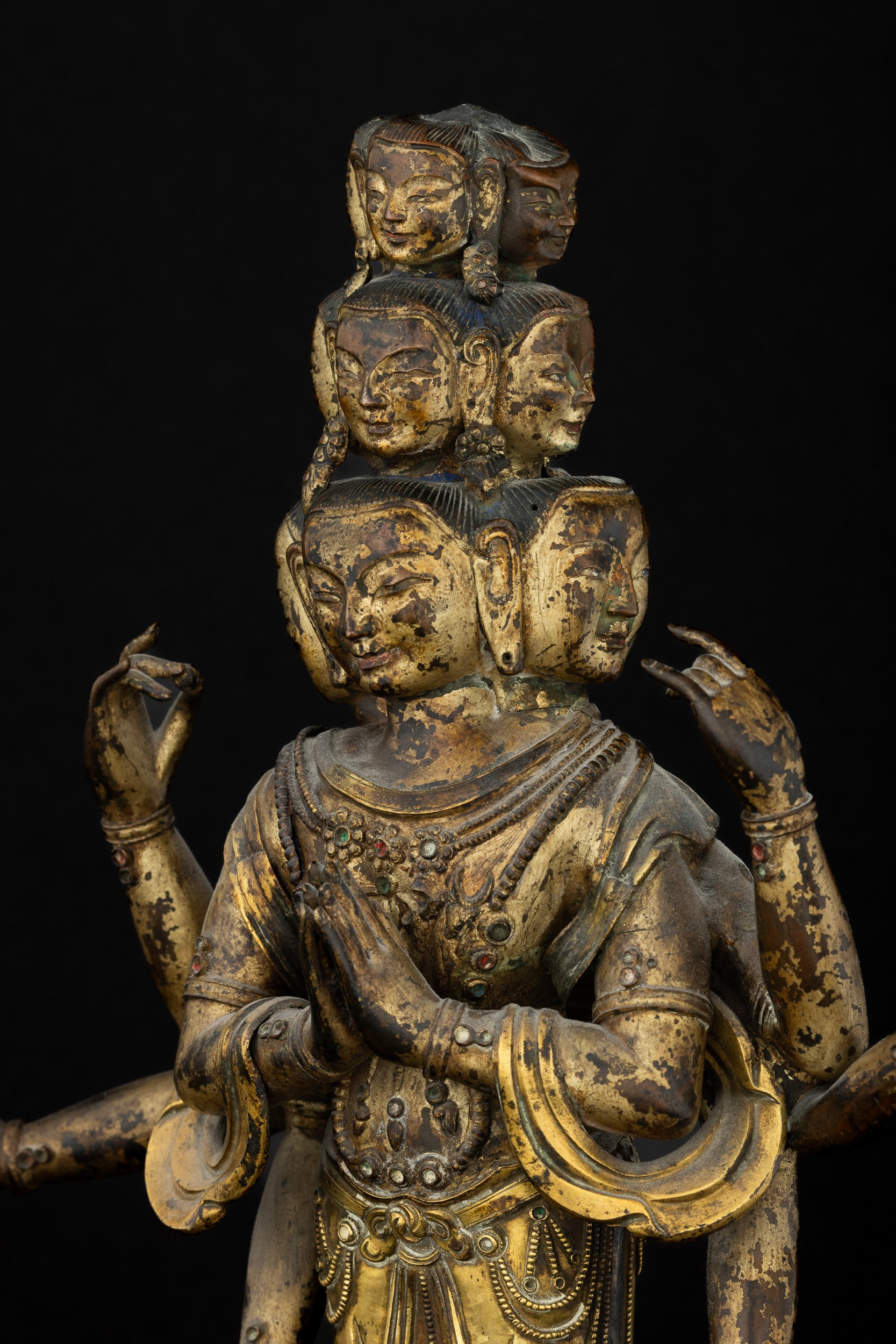 Figura di Avalokiteshvara in Rame Dorato su Base in Legno Scolpita, Tibet, XVII Secolo