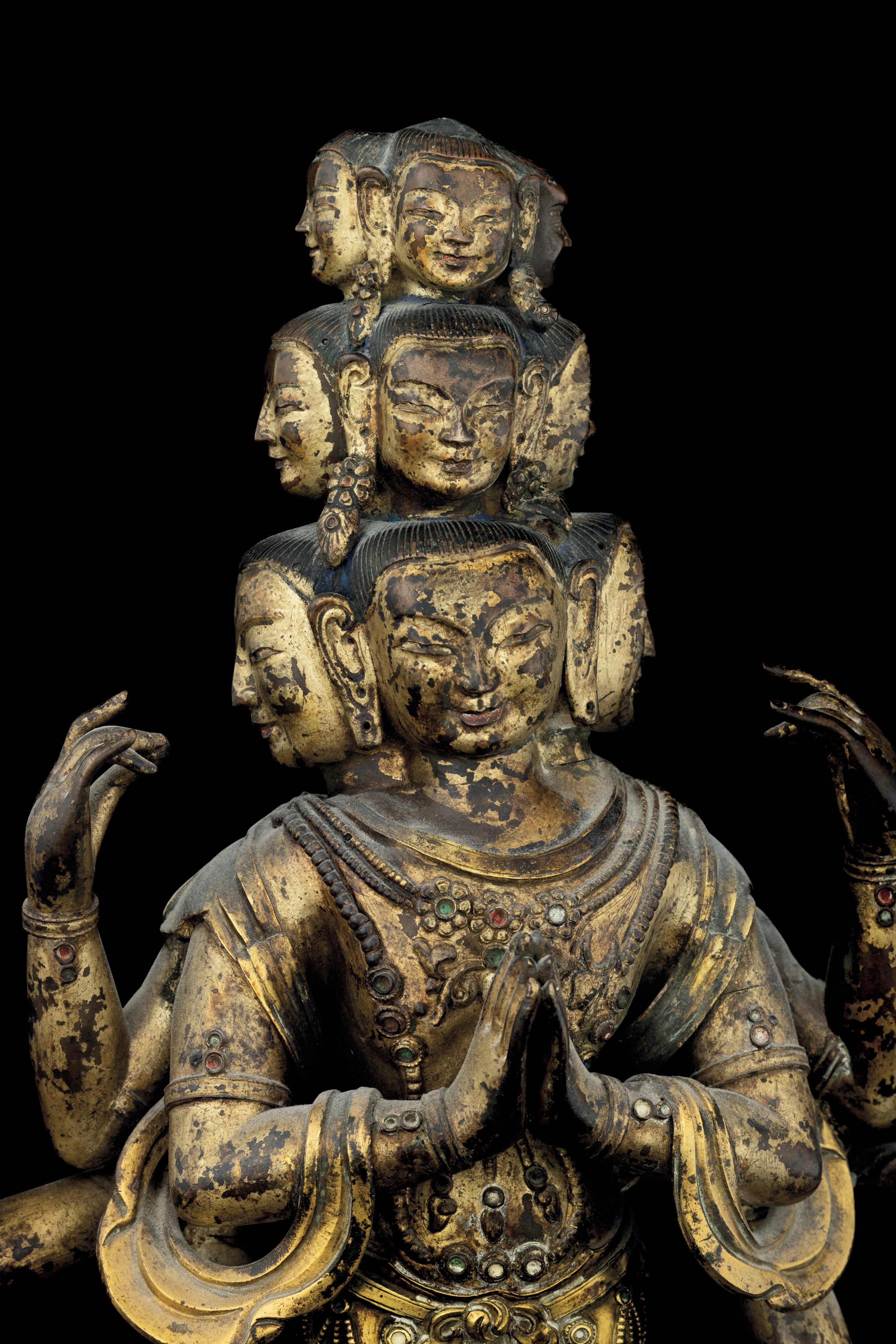 Figura di Avalokiteshvara in Rame Dorato su Base in Legno Scolpita, Tibet, XVII Secolo