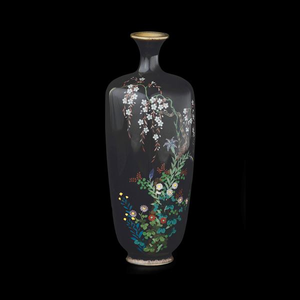 Piccolo vaso cloisonné con decoro floreale, marcato Ota Kichisaburo, Giappone, periodo Meiji (1868-1912)