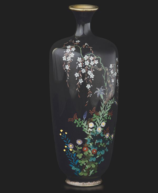 Piccolo vaso cloisonné con decoro floreale, marcato Ota Kichisaburo, Giappone, periodo Meiji (1868-1912)