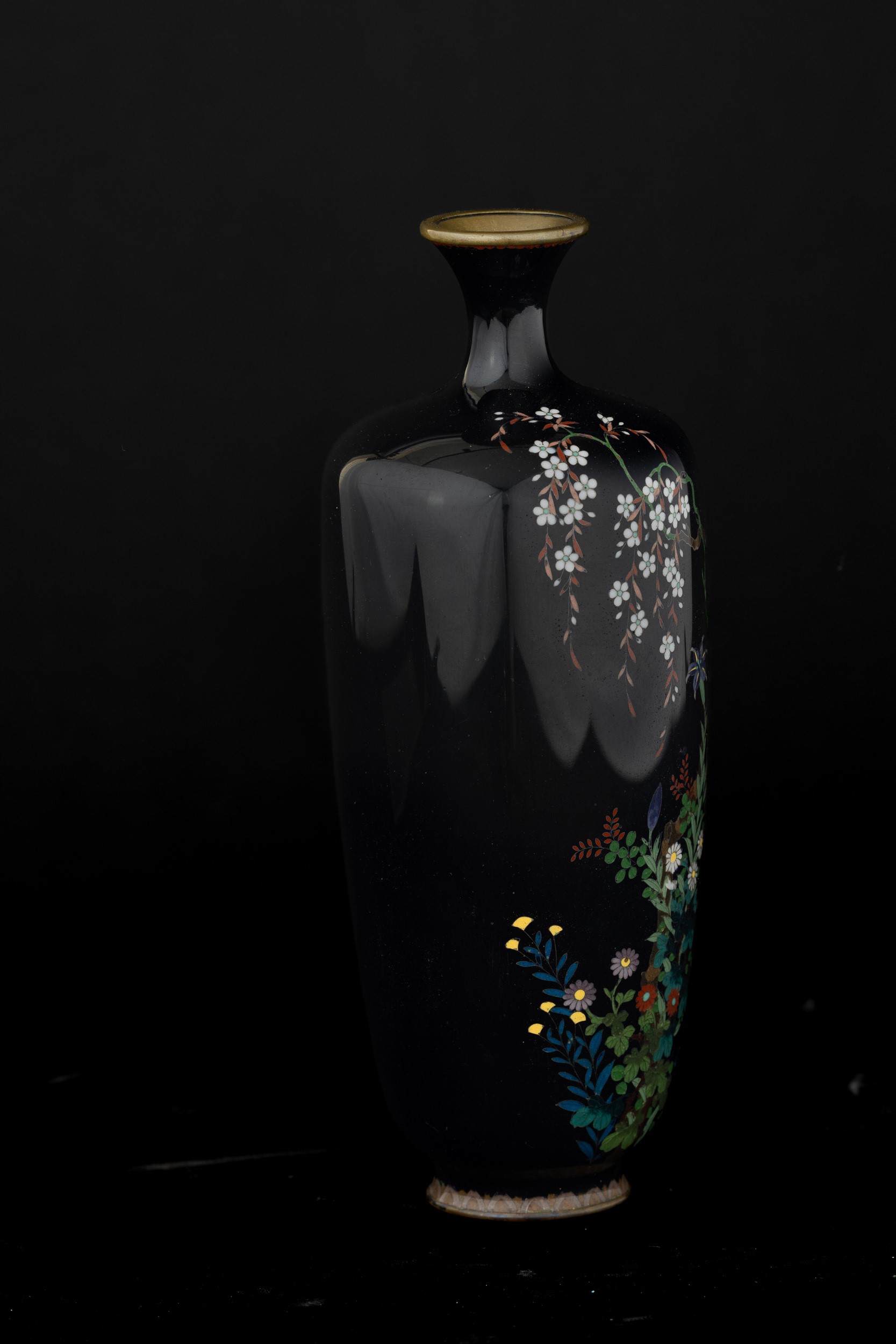 Ota Kichisaburo, Piccolo vaso in cloisonné con decoro floreale (Giappone, periodo Meiji)