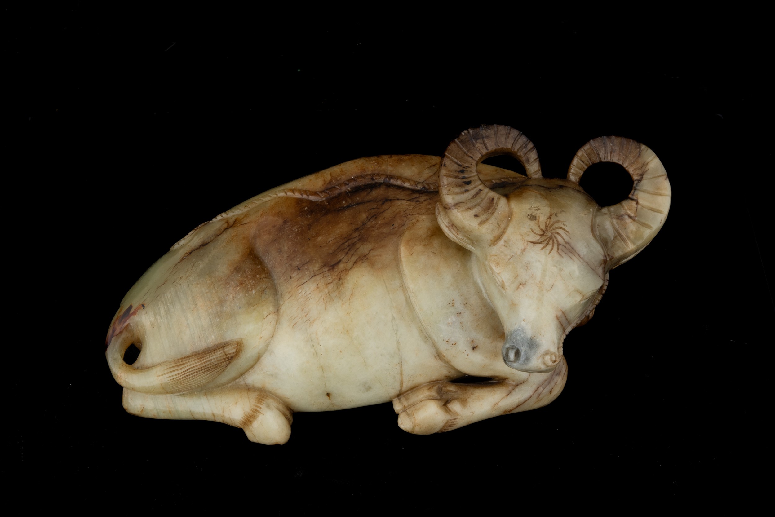 Cina (Dinastia Qing, epoca Qianlong, XVIII secolo), Figura di bufalo in giada bianca e russet