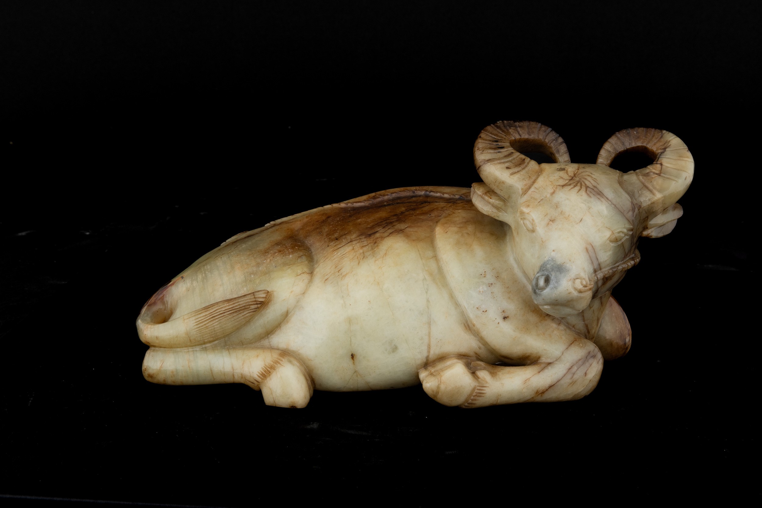 Cina (Dinastia Qing, epoca Qianlong, XVIII secolo), Figura di bufalo in giada bianca e russet