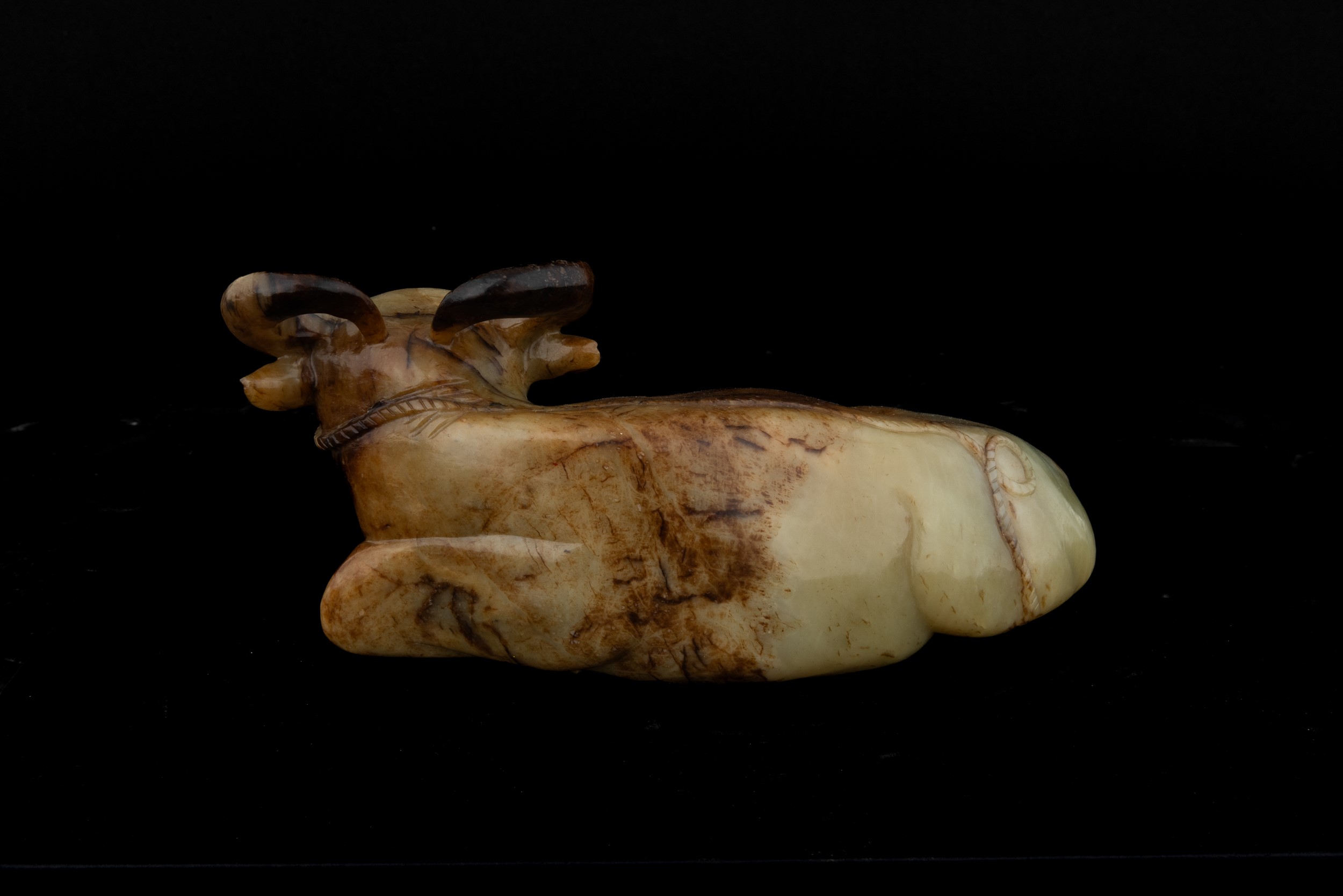 Cina (Dinastia Qing, epoca Qianlong, XVIII secolo), Figura di bufalo in giada bianca e russet