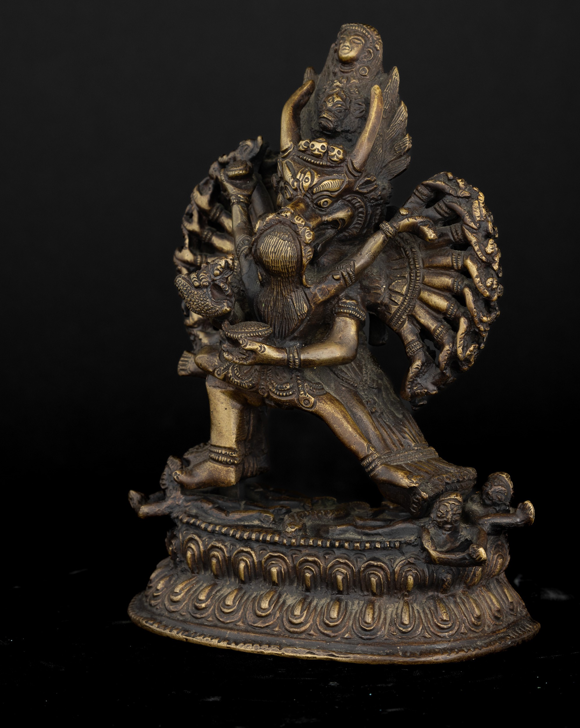 Figura di Yamantaka Vajra in Bronzo su Doppio Fiore di Loto, Tibet, XVIII - XIX Secolo