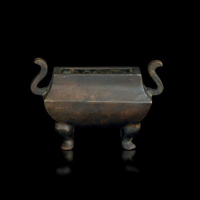 Incensiere in Bronzo con Forma Sagomata con Anse, Cina, XVIII Secolo