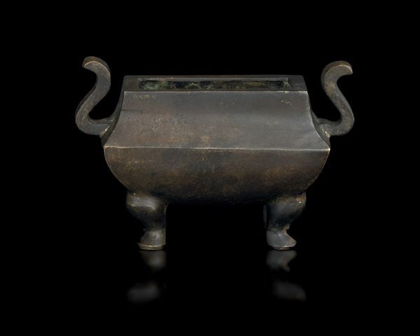Incensiere in bronzo con forma sagomata con anse, Cina, XVIII secolo