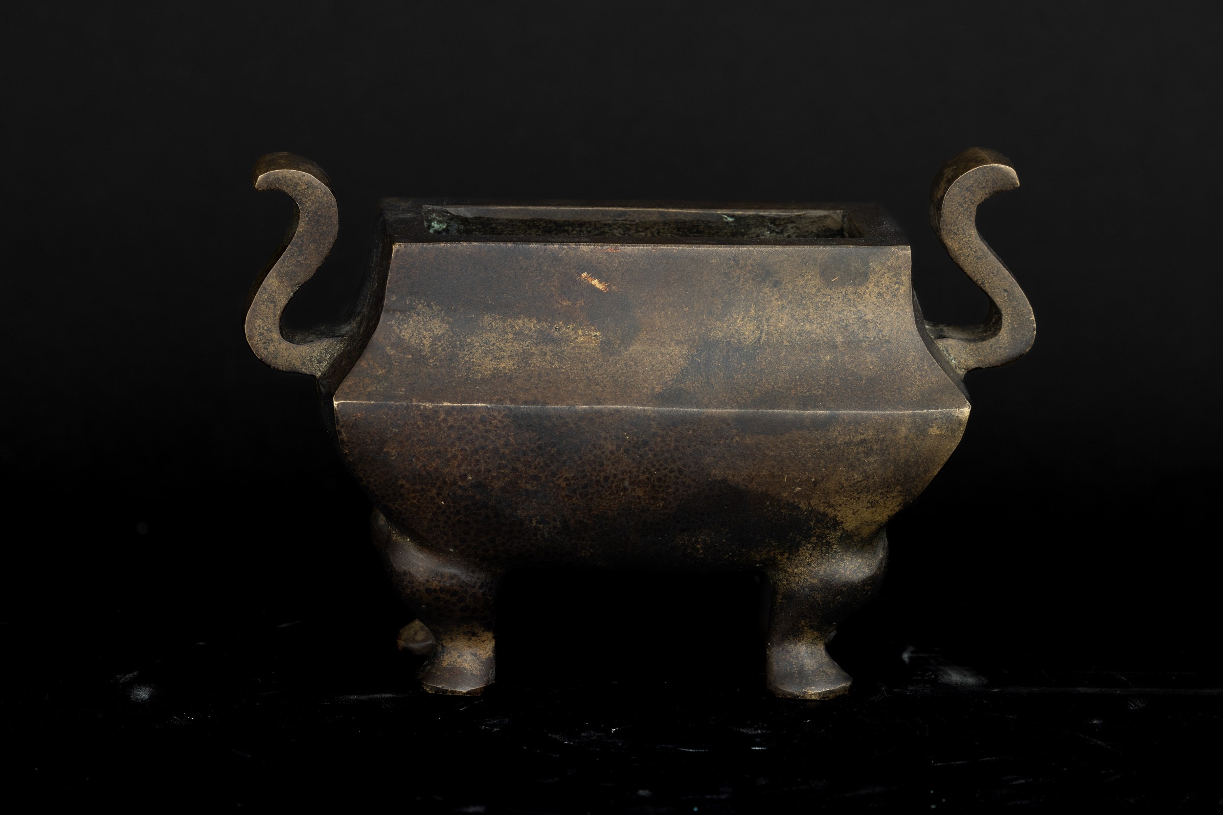 Incensiere in Bronzo con Forma Sagomata con Anse, Cina, XVIII Secolo