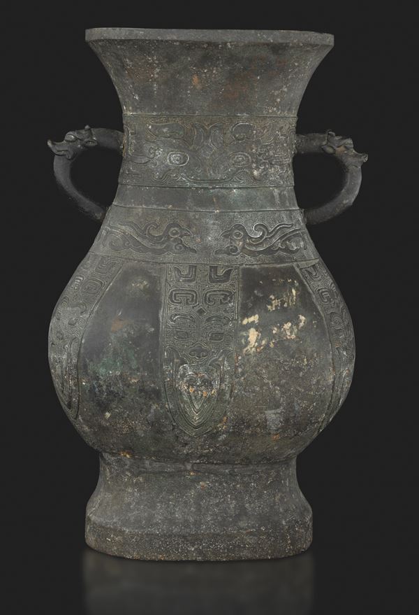 Grande vaso in bronzo in forma arcaica a due anse, inciso con motivi geometrici e naturalistici, Cina, Dinastia Ming, XVI secolo