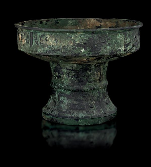 Raro e importante incensiere in bronzo inciso con motivo Taotie e decori geometrici, all'interno iscrizioni in lingua arcaica, Cina, Dinastia Shang