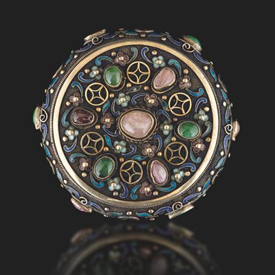 Scatola in Argento, Smalto e Pietre Dure con Bracciale in Giada Arcaica, Cina, Inizio XX Secolo