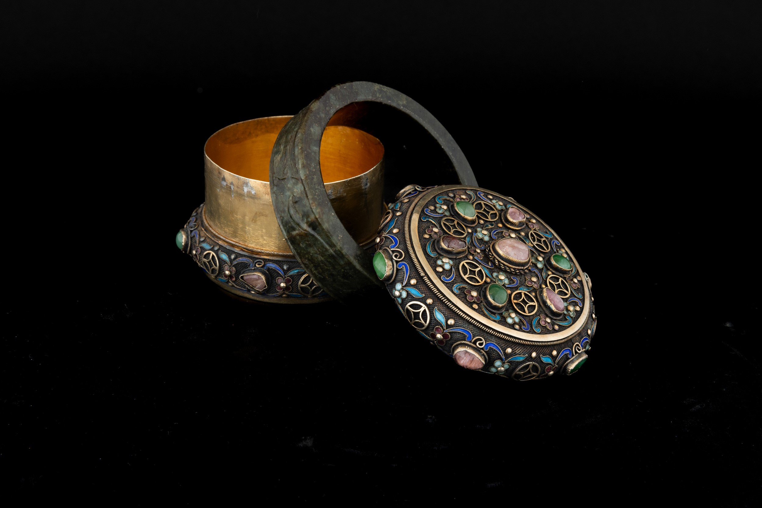 Scatola in Argento, Smalto e Pietre Dure con Bracciale in Giada Arcaica, Cina, Inizio XX Secolo