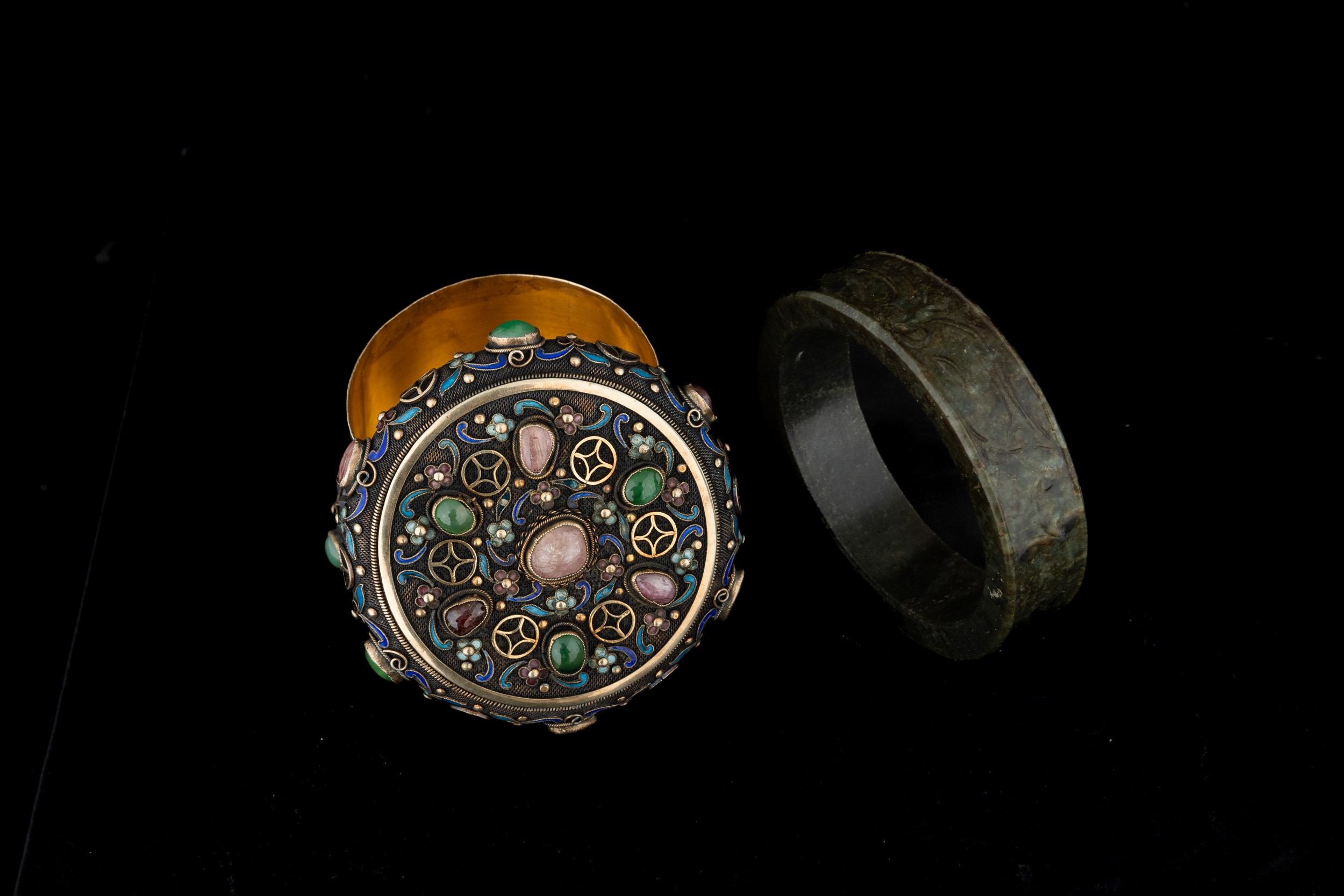 Scatola in Argento, Smalto e Pietre Dure con Bracciale in Giada Arcaica, Cina, Inizio XX Secolo