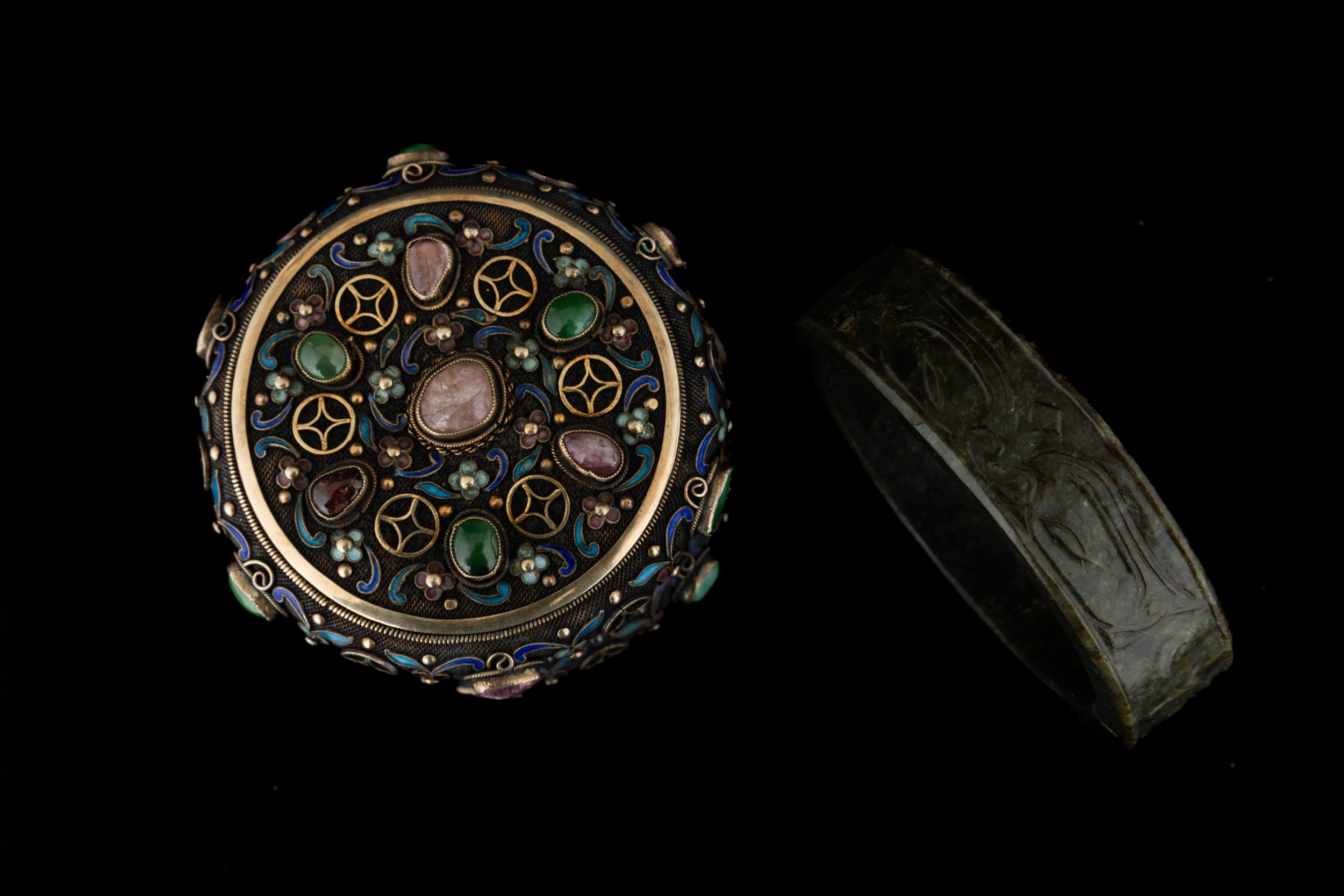Scatola in Argento, Smalto e Pietre Dure con Bracciale in Giada Arcaica, Cina, Inizio XX Secolo