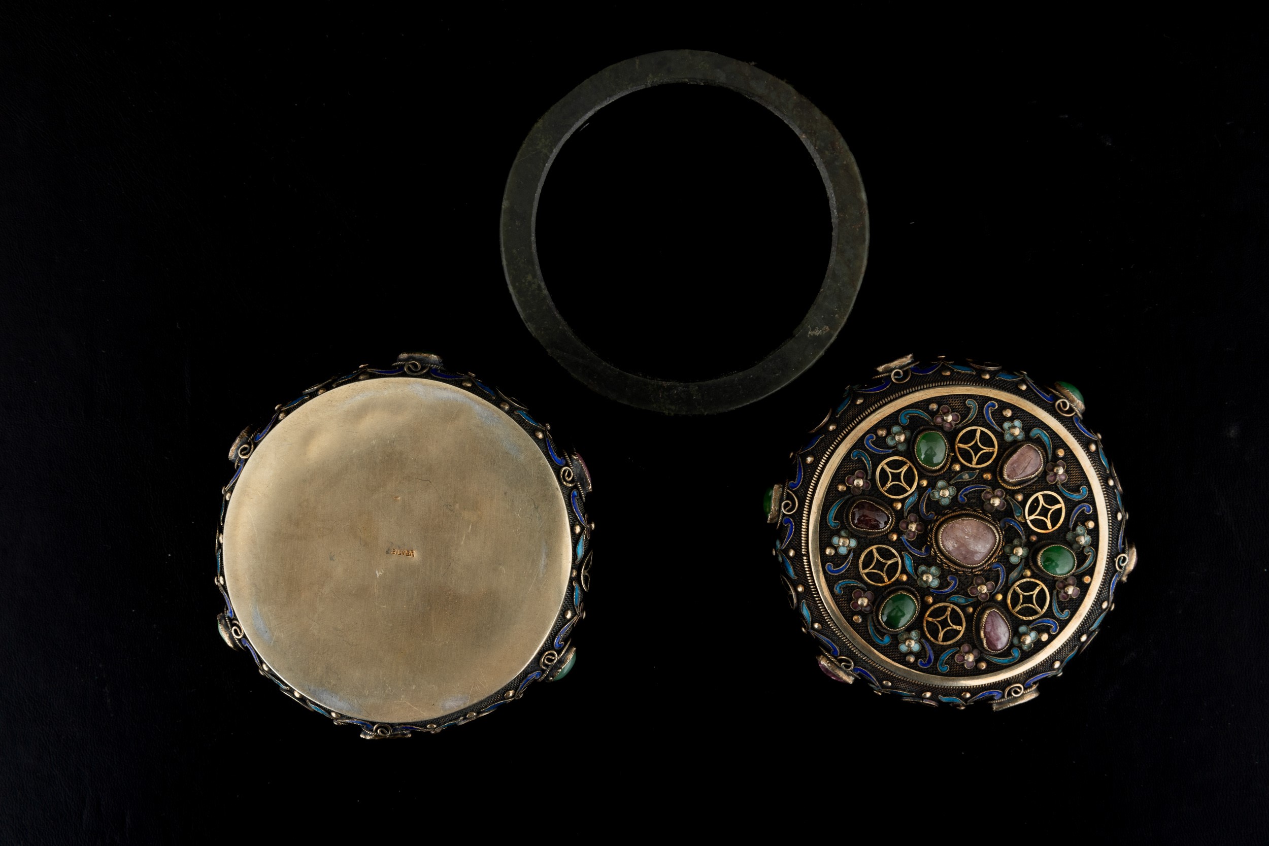 Scatola in Argento, Smalto e Pietre Dure con Bracciale in Giada Arcaica, Cina, Inizio XX Secolo