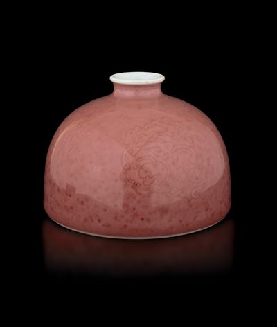 Contenitore di Acqua Peachbloom, Taibai Zun, Inciso con Figurazioni di Animali Fantastici e Dragh...