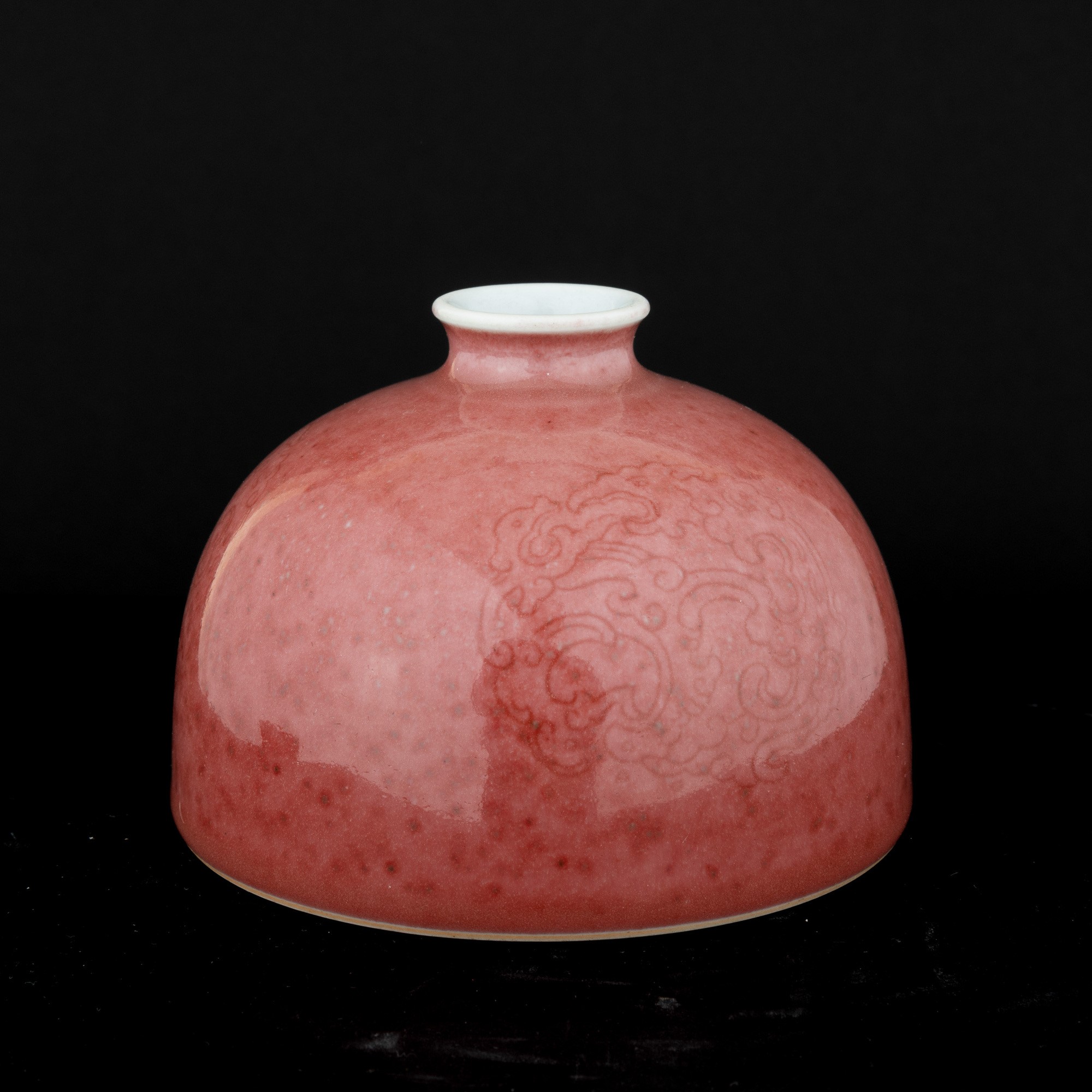 Contenitore di Acqua Peachbloom, Taibai Zun, Inciso con Figurazioni di Animali Fantastici e Dragh...