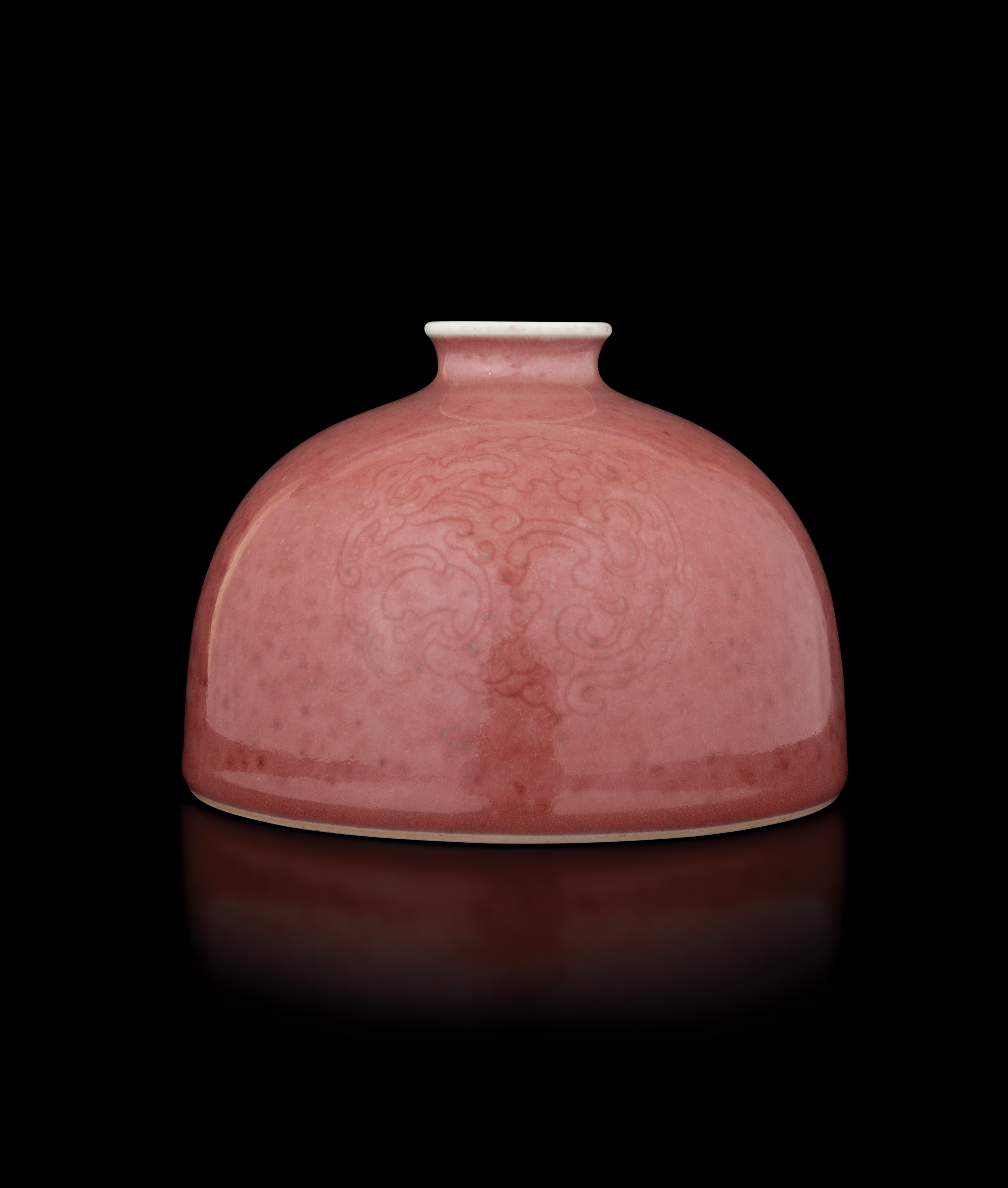 Contenitore di Acqua Peachbloom, Taibai Zun, Inciso con Figurazioni di Animali Fantastici e Dragh...