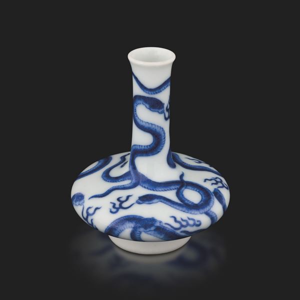 Vaso in miniatura in porcellana bianca e blu, decoro a serpente, marca e del periodo Daoguang (1821-1850)