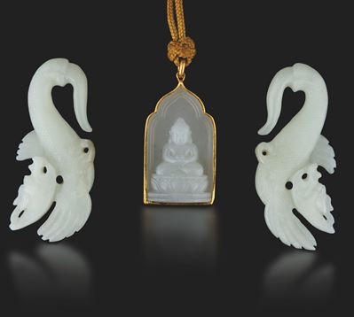 Lotto Composto da 3 Giade Bianche, Placca a Rilievo con Figura di Buddha Montata in Oro e Coppia ...
