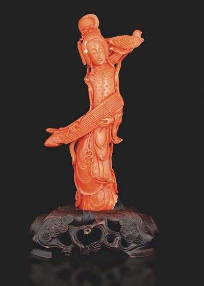Scultura Raffigurane Guanyin con Uccellini in Corallo, 708 Gr,cina, Dinastia Qing, Fine XIX Secol...