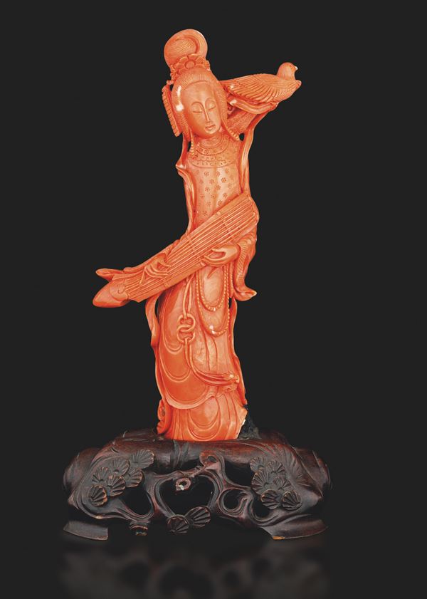 A carved coral Guanyin with birds, 708 gr, China, Qing Dynasty, late 19th century