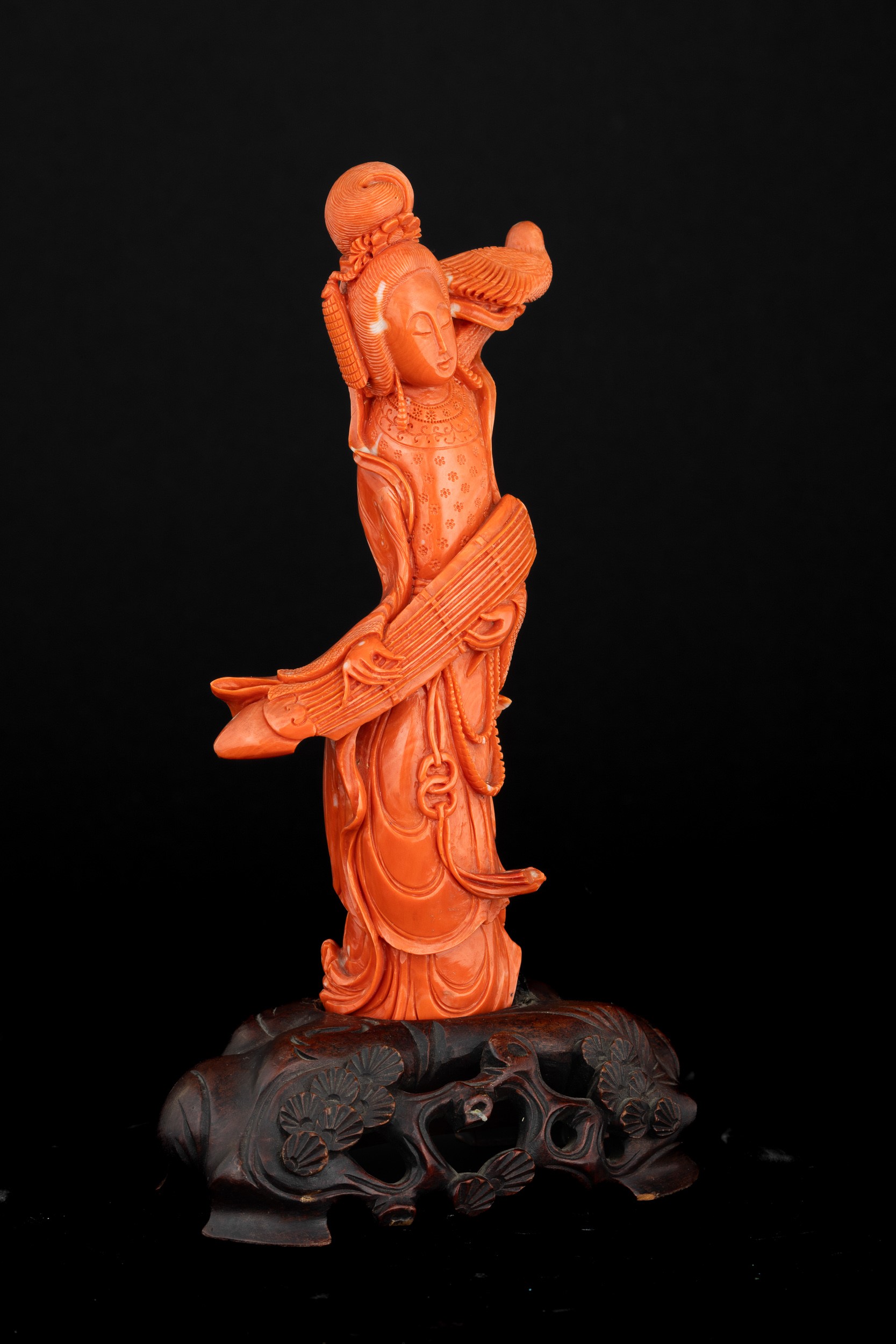 Scultura Raffigurane Guanyin con Uccellini in Corallo, 708 Gr,cina, Dinastia Qing, Fine XIX Secol...