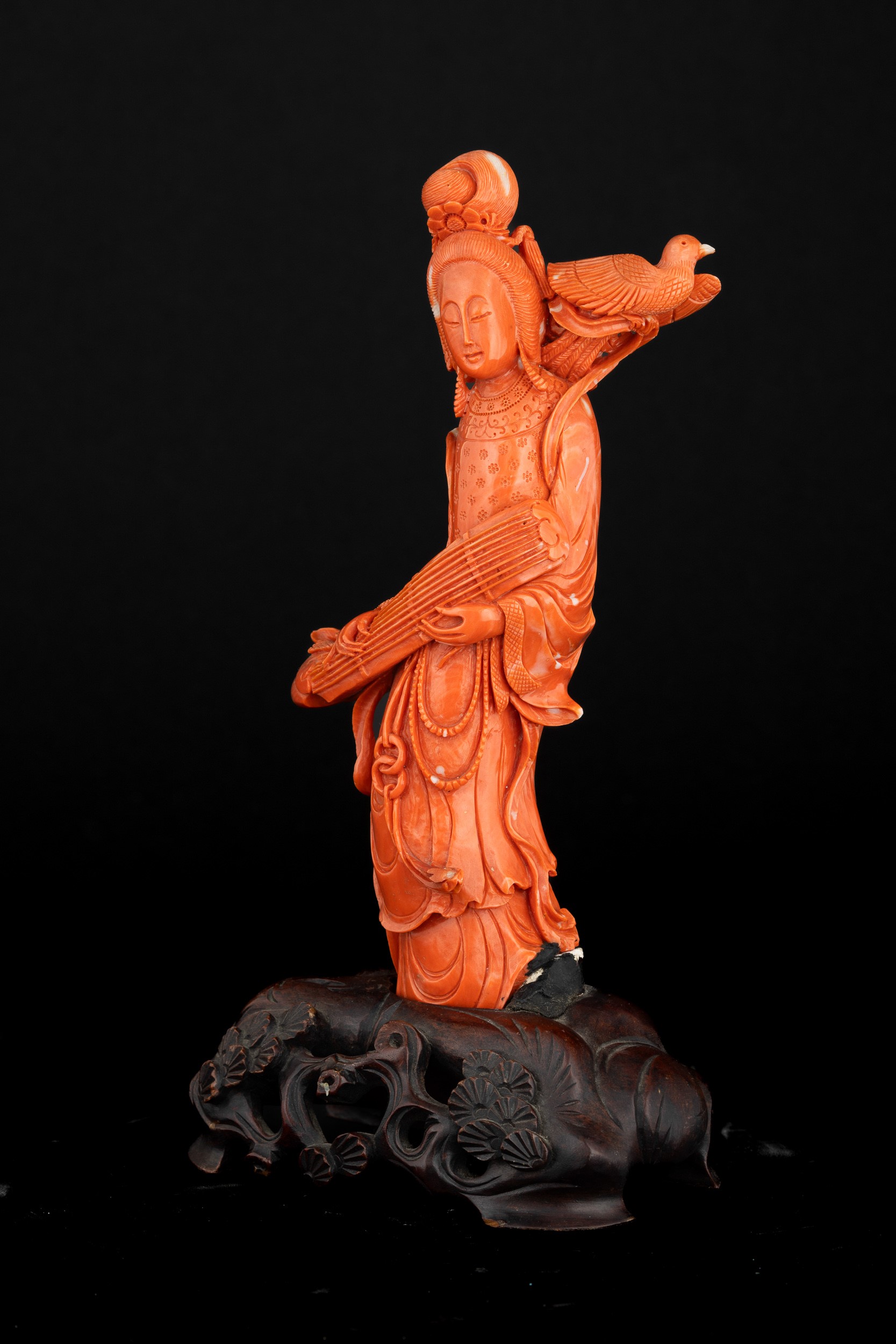 Scultura Raffigurane Guanyin con Uccellini in Corallo, 708 Gr,cina, Dinastia Qing, Fine XIX Secol...
