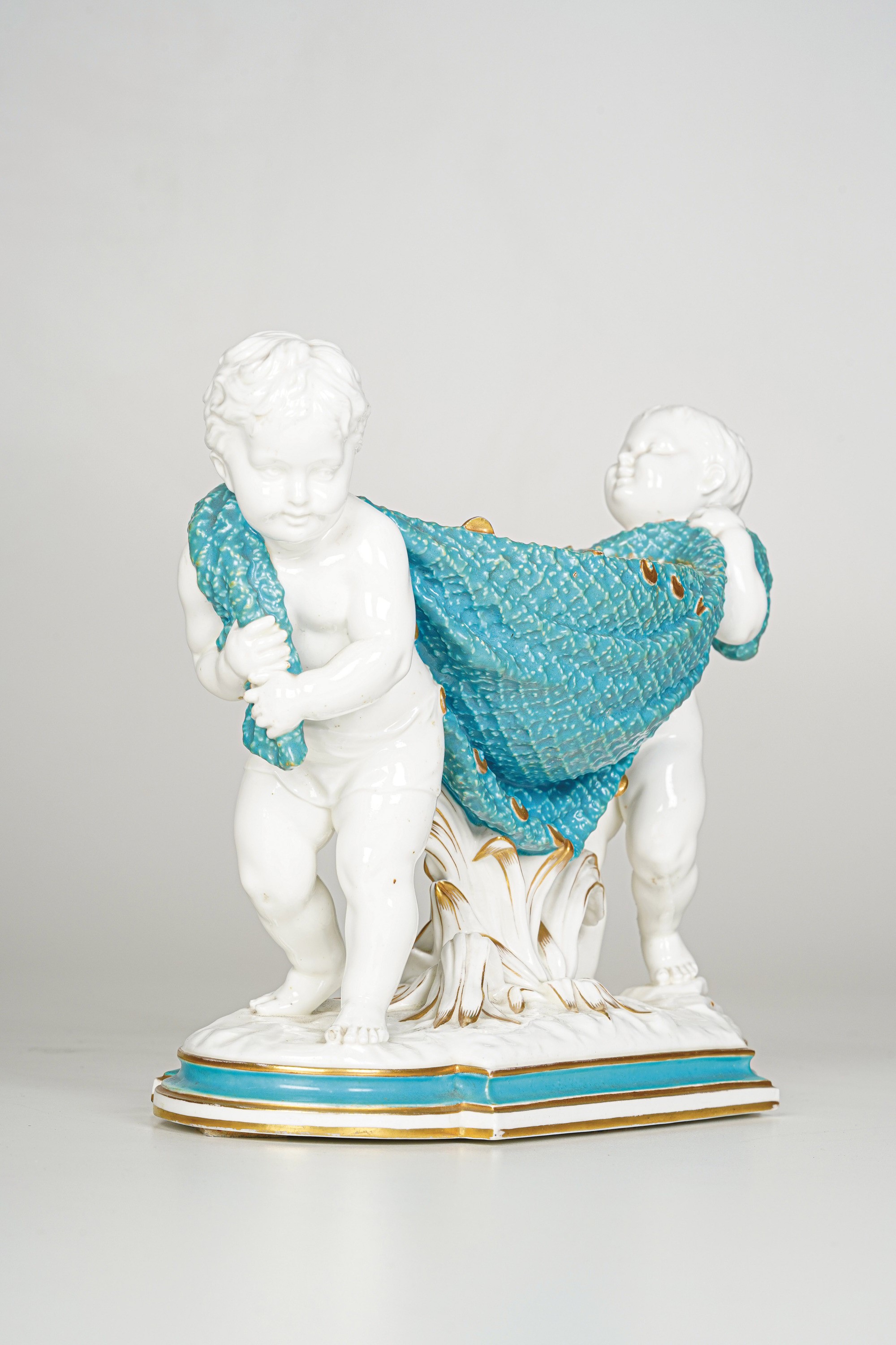 Coppa in Ceramica Policroma con Putti