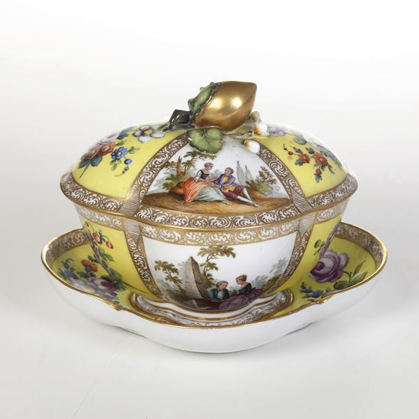 Piccola zuppiera quadrilobata. Germania, probabilmente Dresda, inizio del XX secolo.