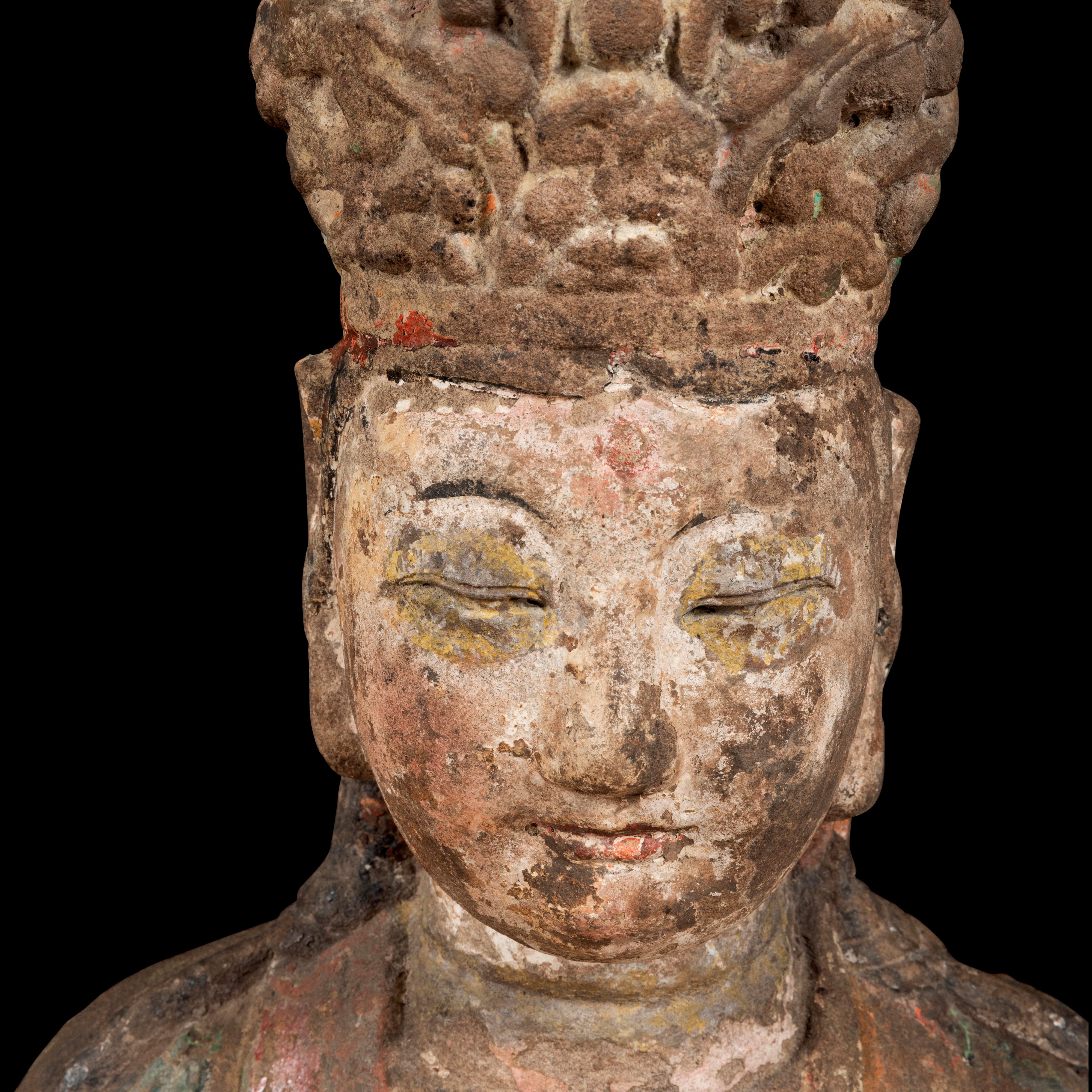 Rara e Grande e Rara Figura di Guanyin Incoronata Seduta in Pietra, Cina, Dinastia Song, X-XIII S...