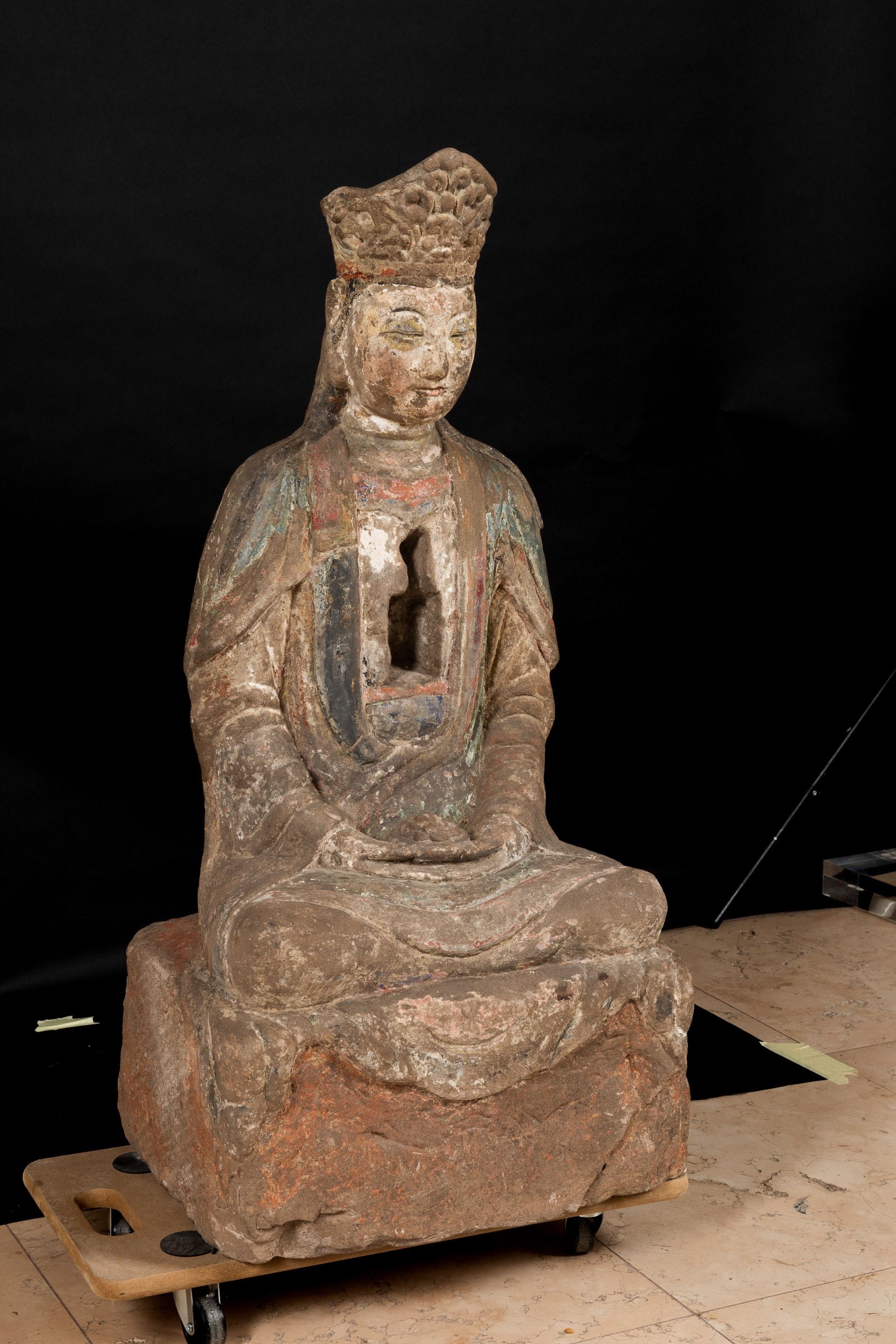 Rara e Grande e Rara Figura di Guanyin Incoronata Seduta in Pietra, Cina, Dinastia Song, X-XIII S...