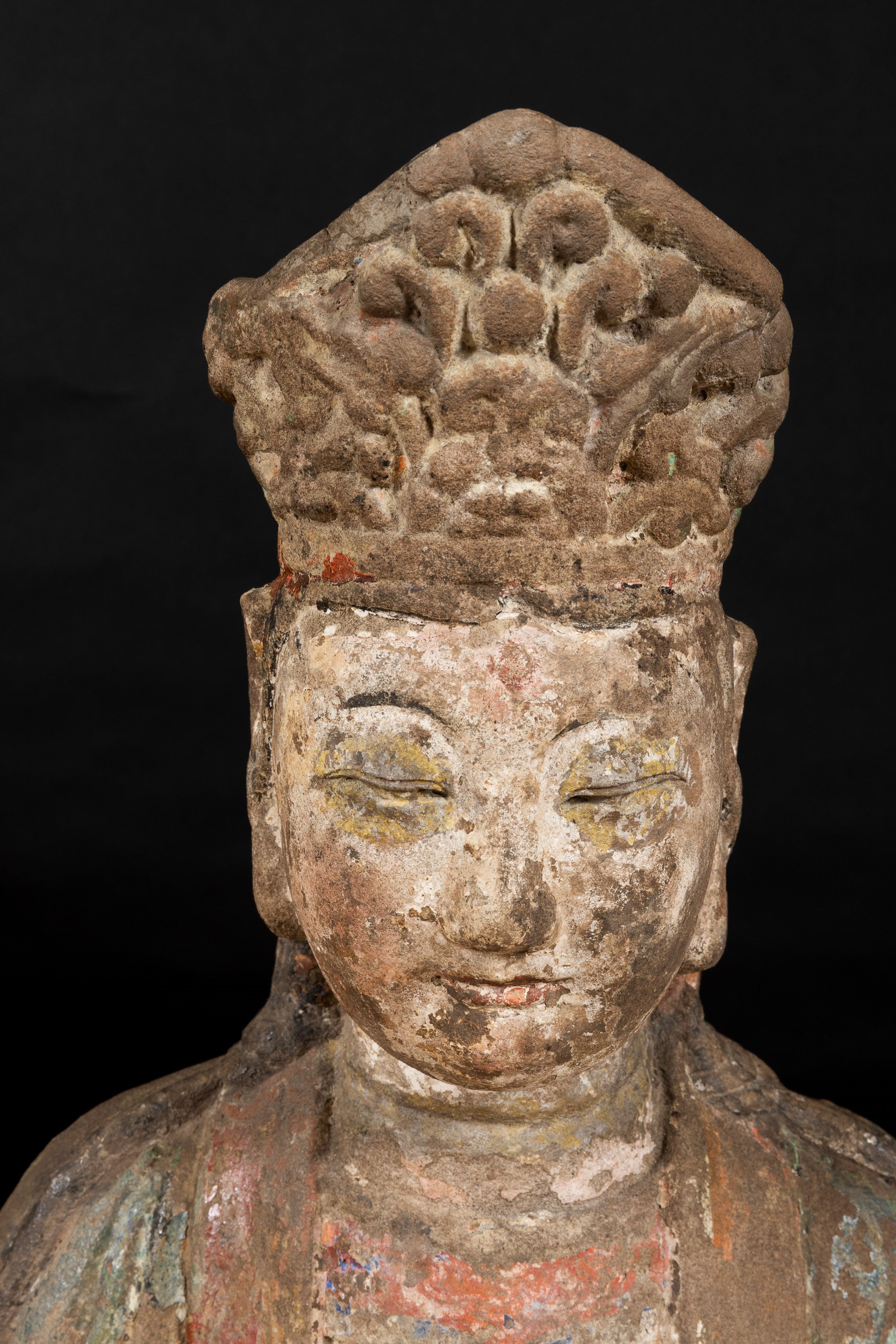Rara e Grande e Rara Figura di Guanyin Incoronata Seduta in Pietra, Cina, Dinastia Song, X-XIII S...
