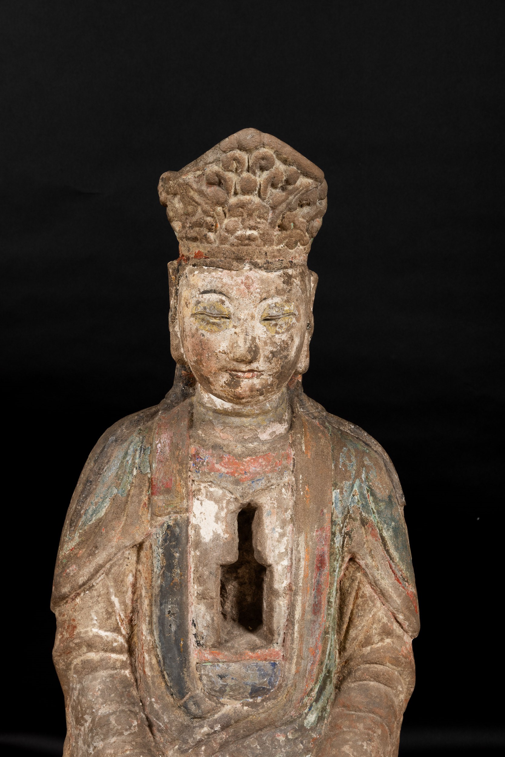 Rara e Grande e Rara Figura di Guanyin Incoronata Seduta in Pietra, Cina, Dinastia Song, X-XIII S...
