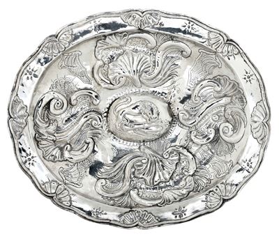 Argenteria barocca spagnola (Cordoba?), Vassoio da parata ovale mistilineo, argento fuso, sbalzat...