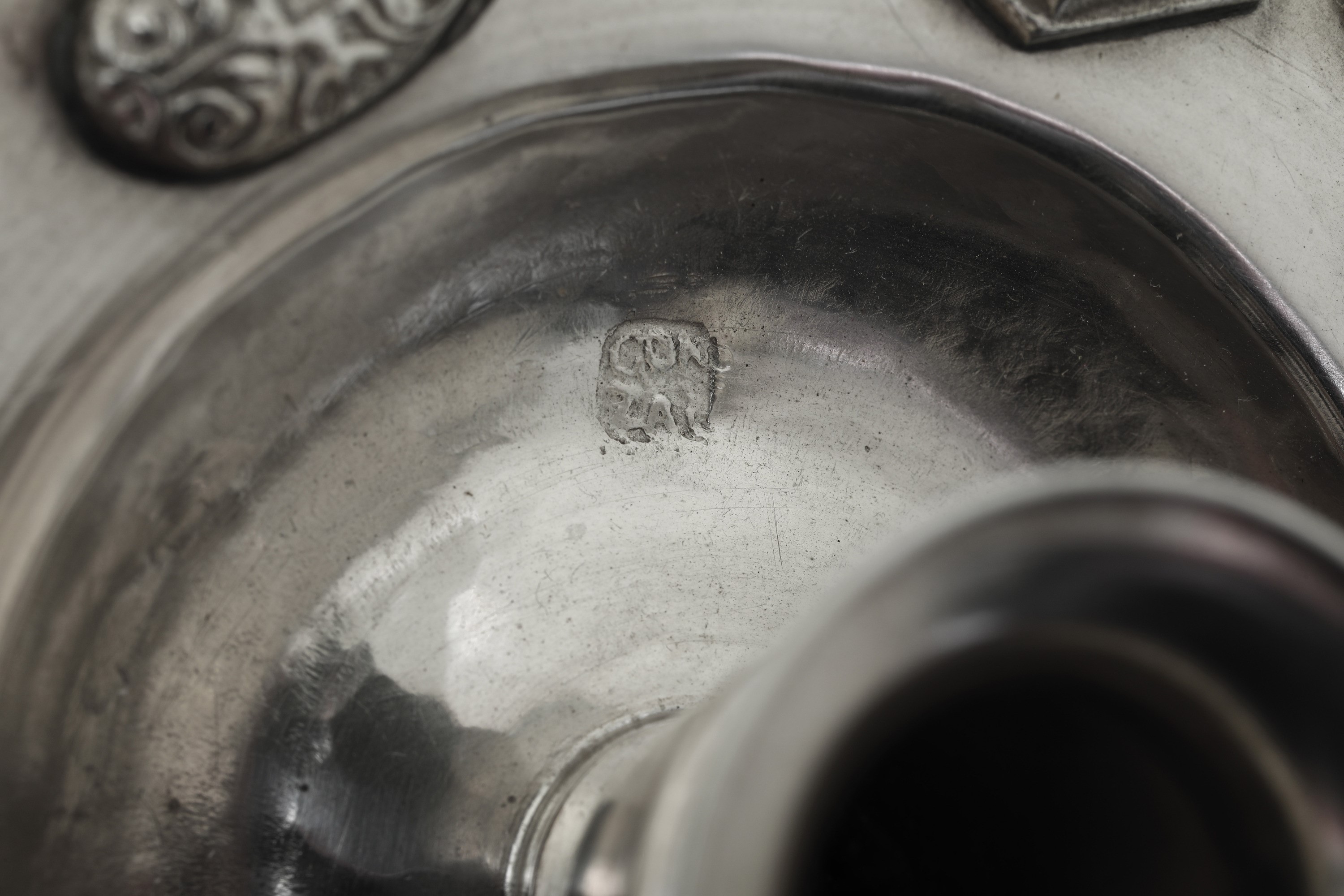 Palmatoria, argento fuso, sbalzato e traforato (Spagna o colonie spagnole, XVIII secolo)