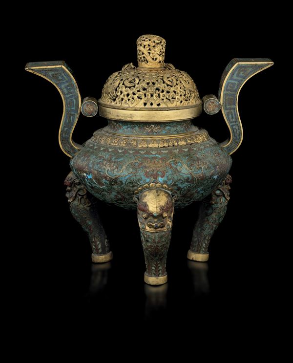 Important cloisonné censer of imperial commission in bronze with floral decoration, lid and trim gilded with pure gold, the lid is pierced and finished with dragons-in-the-clouds deco, China, Qing Dynasty, Qianlong period, 18th century